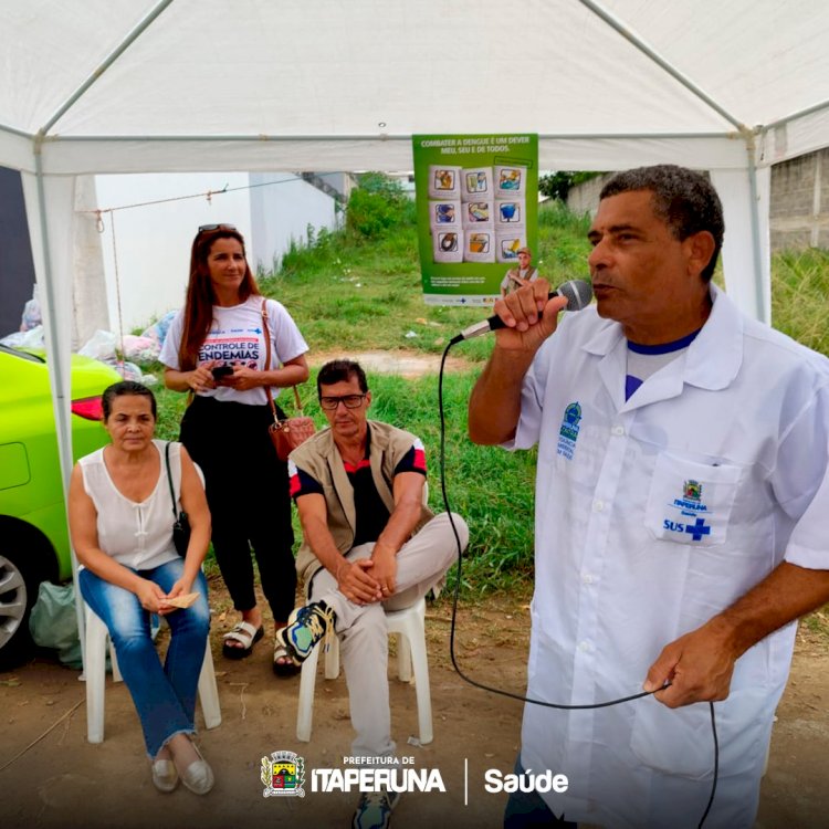 Secretaria de Saúde realiza ação especial de combate a dengue na feira livre.
