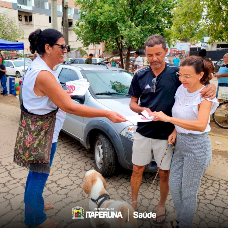 Secretaria de Saúde realiza ação especial de combate a dengue na feira livre.